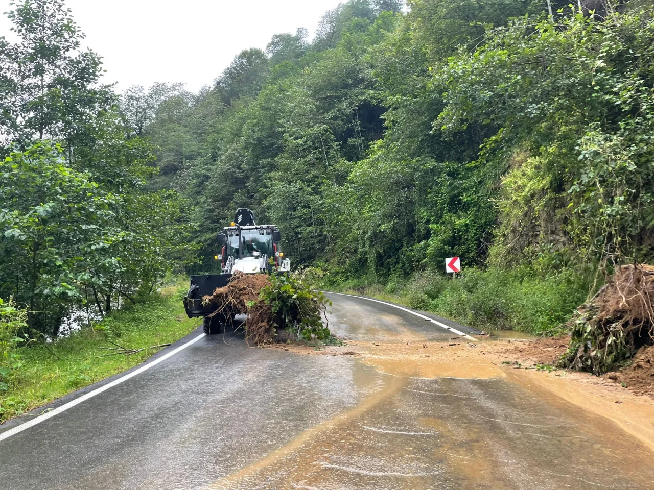 Trabzon'da belediye ekipleri harekete geçti! Heyelanlara müdahale sürüyor...