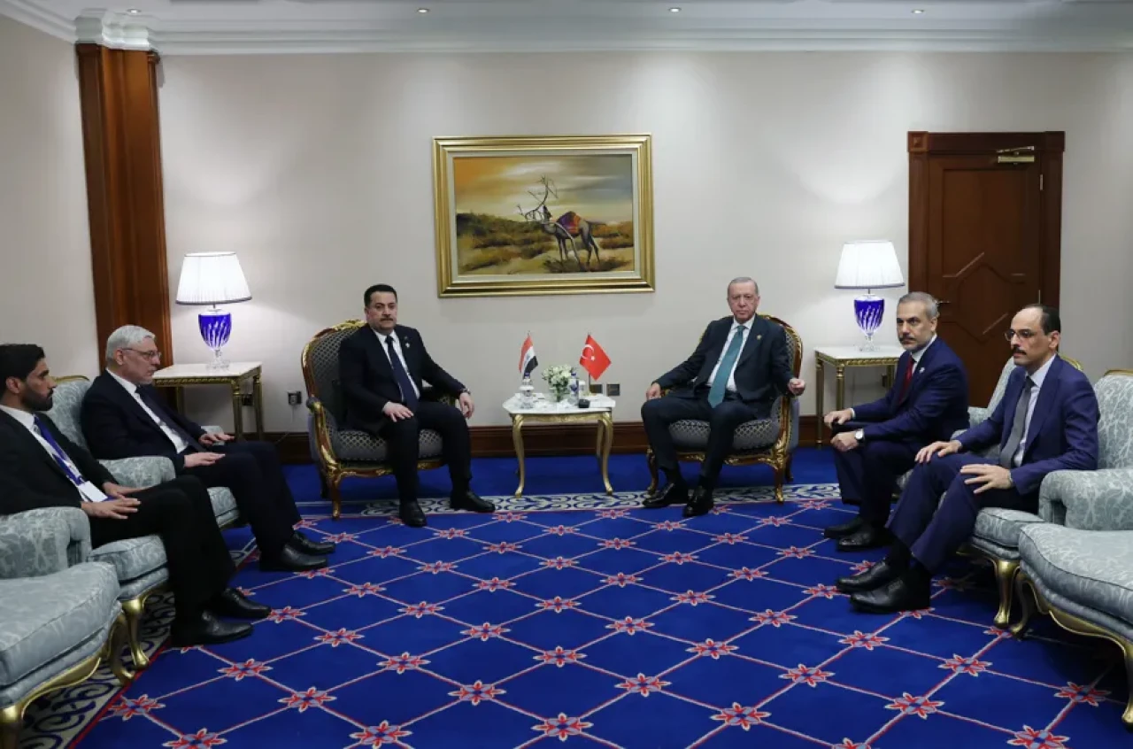 Katar Zirvesi'ne damga vuran görüşme: Erdoğan ve Mahmud’dan kritik mesajlar!