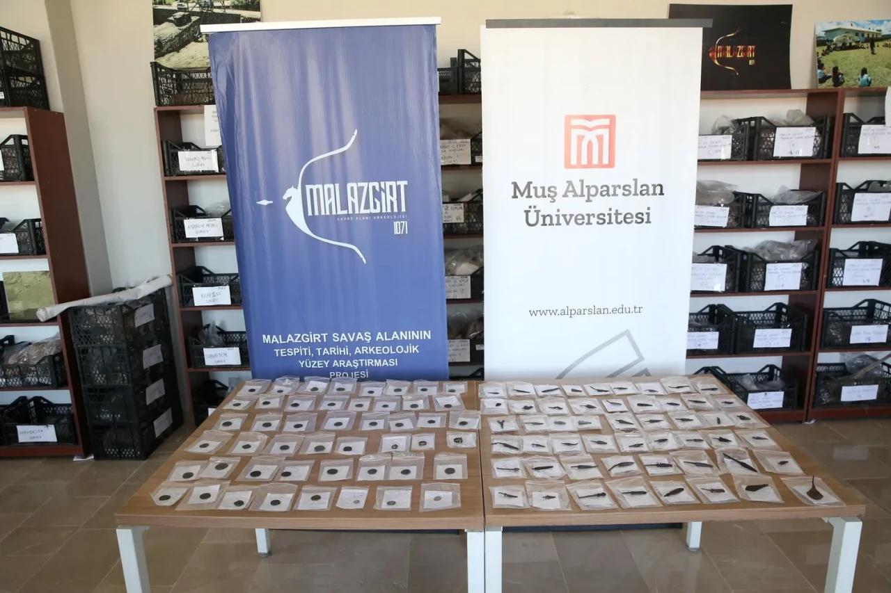 Malazgirt savaş alanında 1000'in üzerinde savaş objesi gün yüzüne çıkıyor