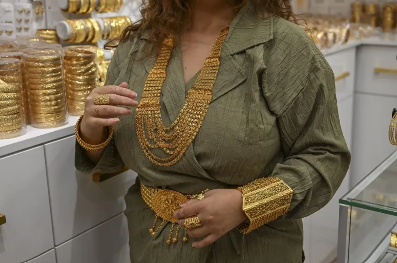 Altın yerine ne takılıyor? Gelinlerin yeni gözdesi ortaya çıktı