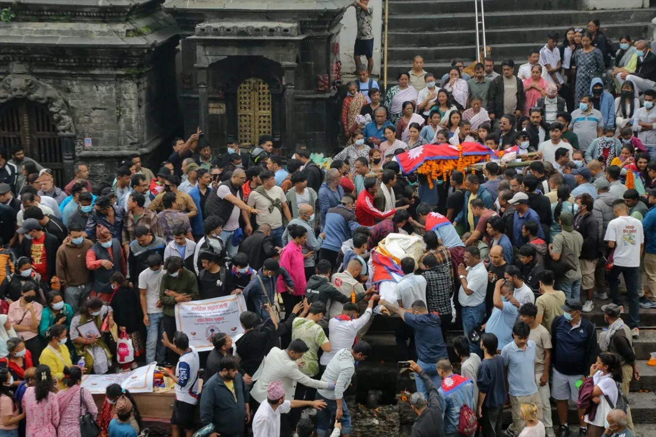Nepal’de yas günü: Protestolarda ölenler için tarihi tören düzenlendi!