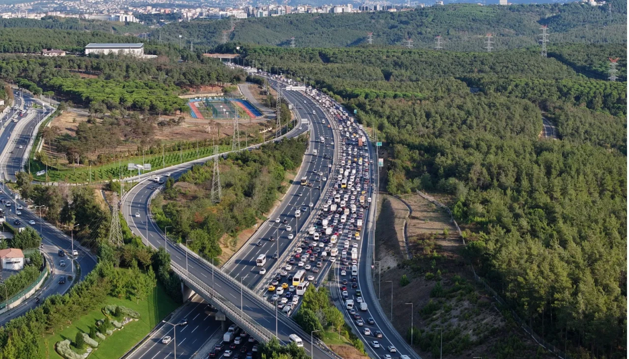 İstanbul’da Pazartesi çilesi: köprüler ve yollar kilitlendi