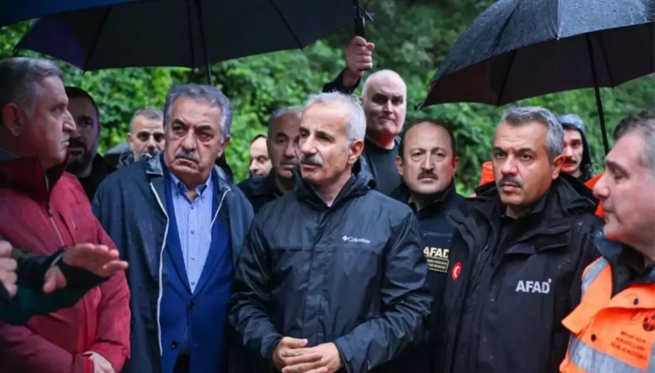 Rize’de Sel Alarmı: Bakan Uraloğlu ve Bakan Bak’tan Olay Yerinde Açıklamalar