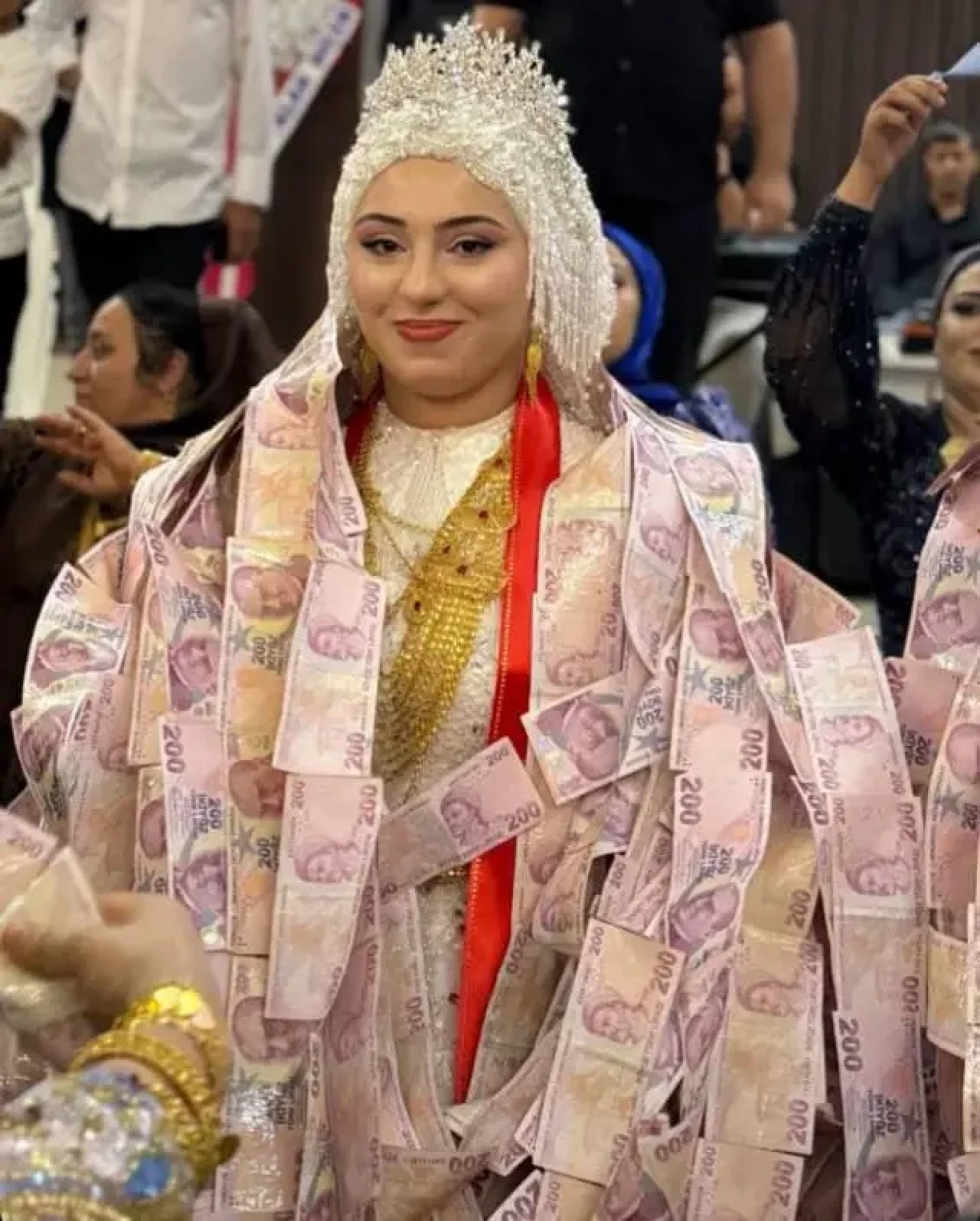 Mardin’de düğün gündem oldu: Damada banknotlarla yelek giydirildi