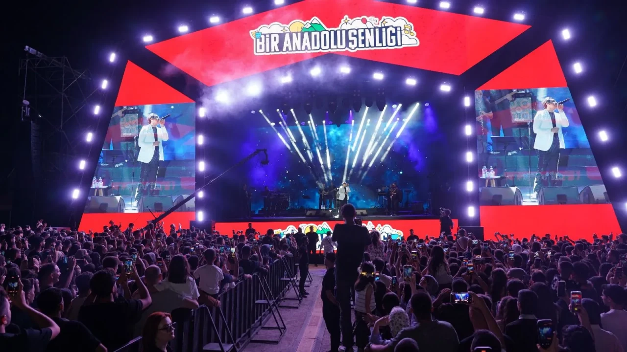 Bayhan, Şırnak’ta “Bir Anadolu Şenliği”nde sahne aldı: Coşkulu anlar yaşandı