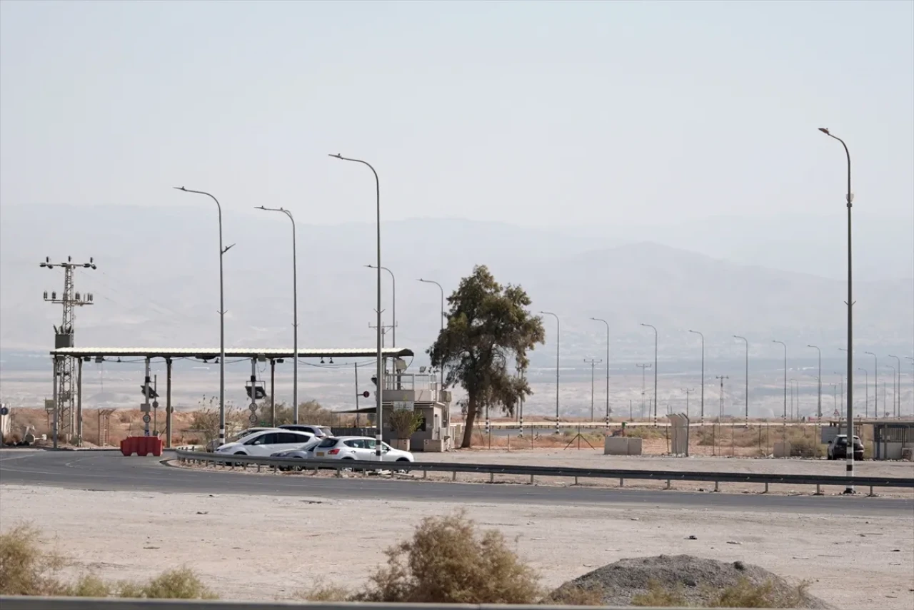 İsrail, Batı Şeria'daki Filistinlilerin dünyaya açılan tek sınır kapısını kapattı