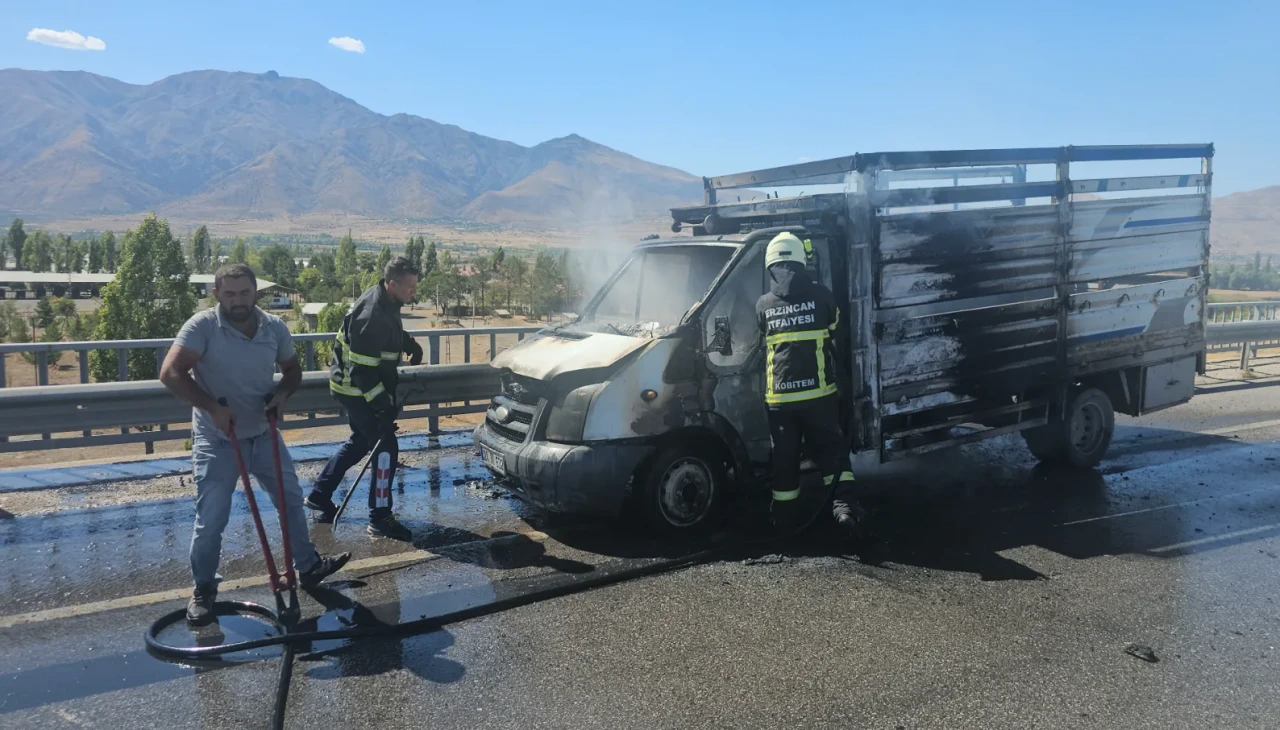 Erzincan’da korku dolu anlar! Seyir halindeki kamyonet alev aldı