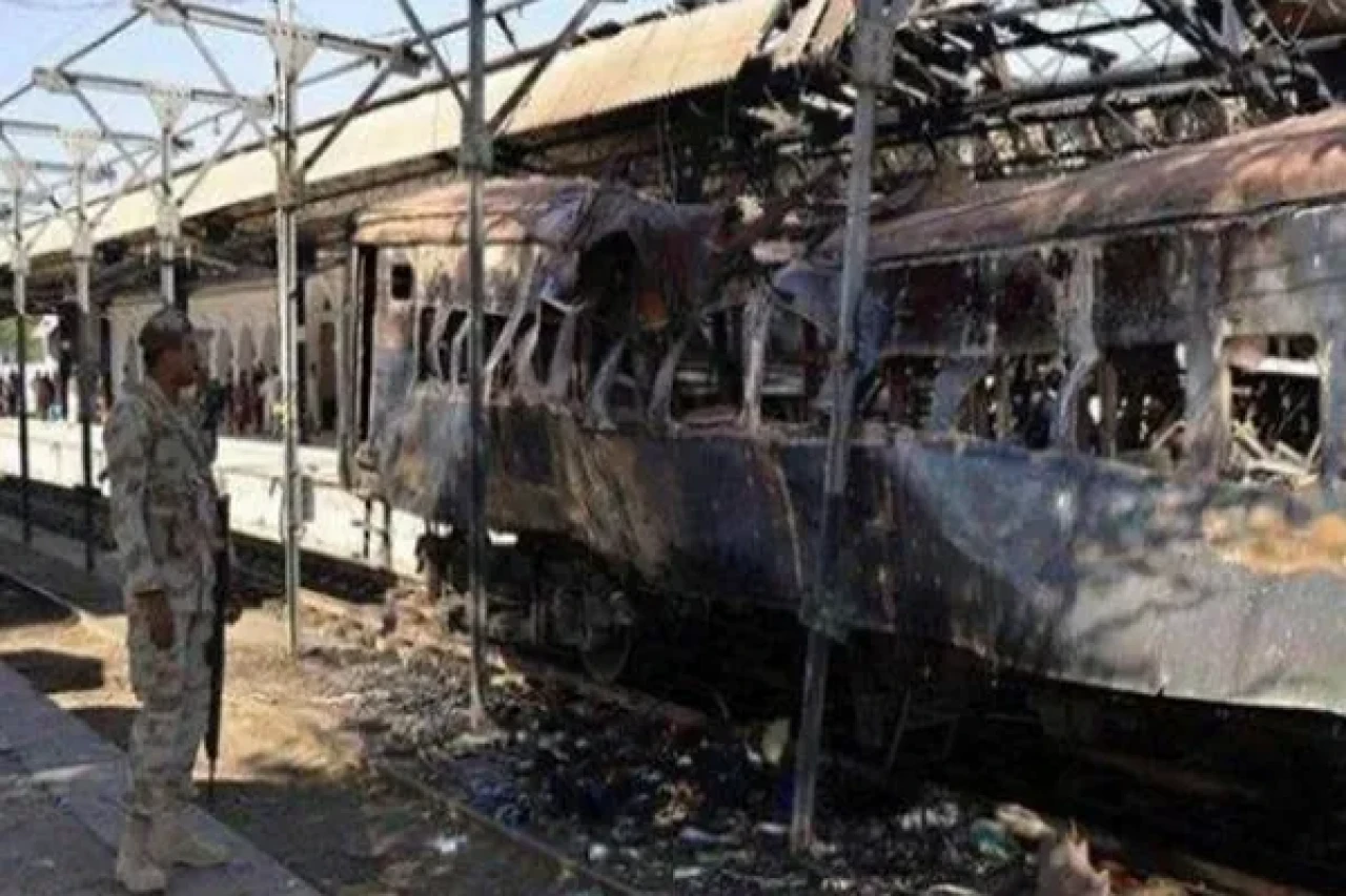 Pakistan’da yolcu trenine bombalı saldırı: Onlarca yolcu ölümden döndü
