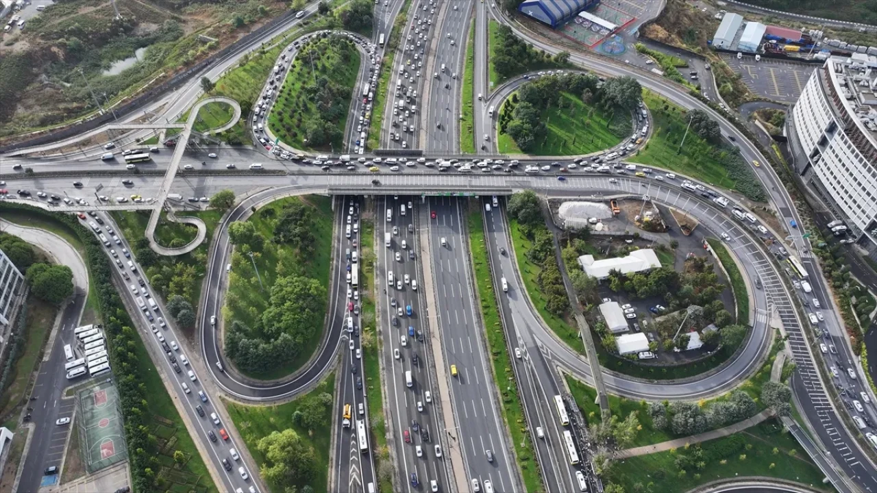 İstanbul’da okulun ilk günüyle trafik krizi aynı anda başladı