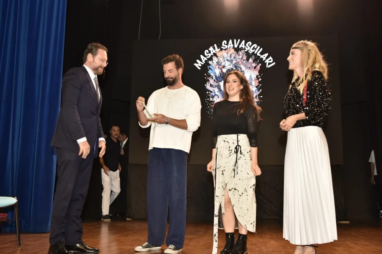 Ünlü oyuncularla sahneye çıkan özel çocuklar “Masal Savaşçıları” ile kalpleri fethetti