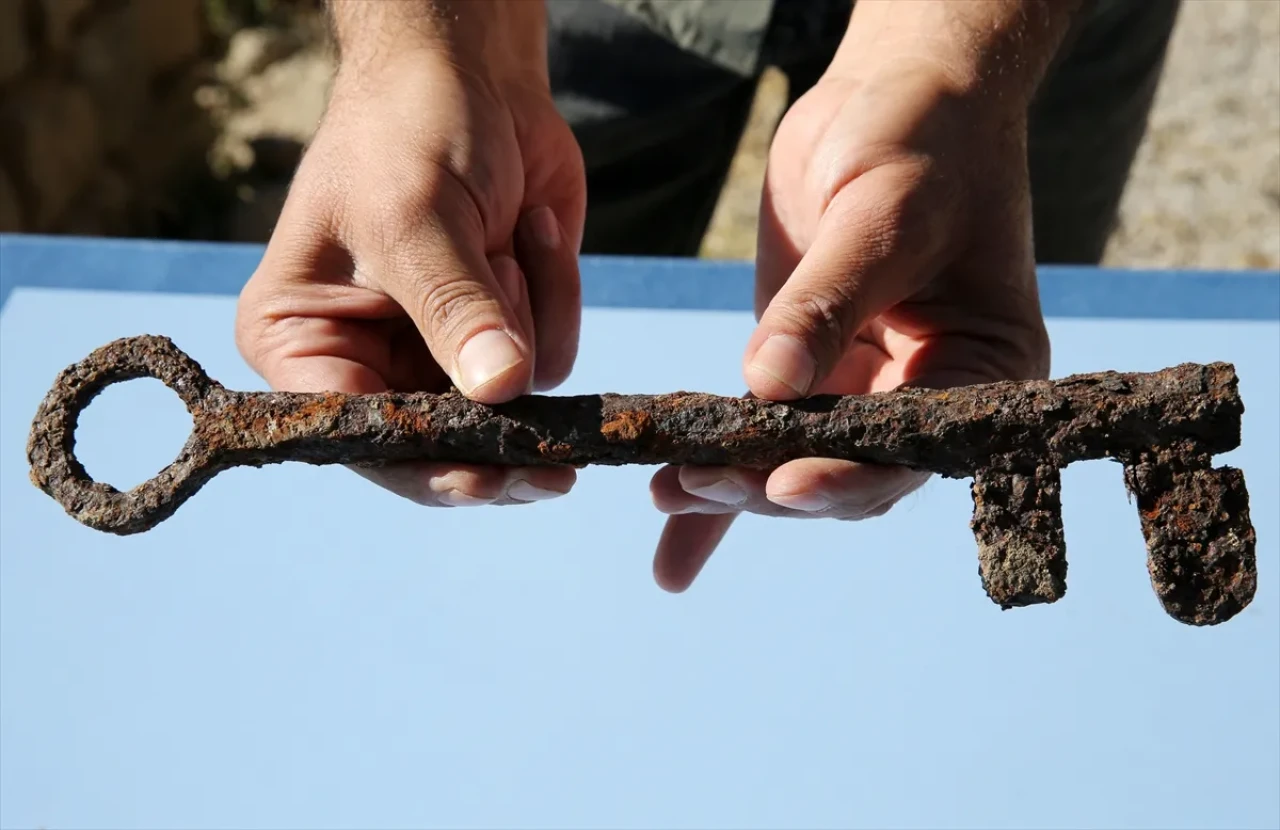 Bitlis Kalesi'ndeki kazılarda ana giriş kapısına ait olduğu değerlendirilen anahtar bulundu