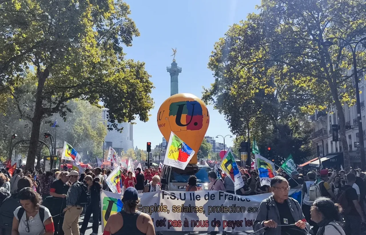 Paris’te hükümetin ekonomi politikalarına karşı binler sokağa çıktı