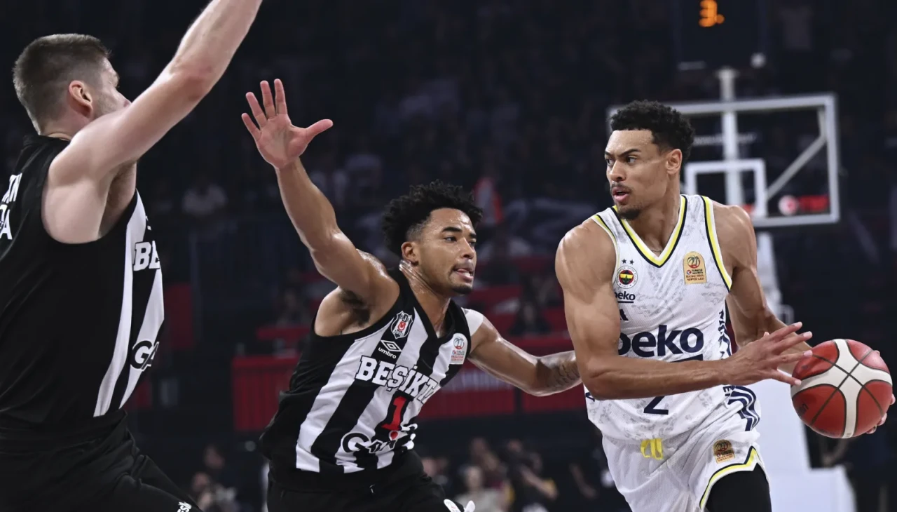 Fenerbahçe Beşiktaş finalinde tribün krizi: Hakemler soyunma odasına gitti!