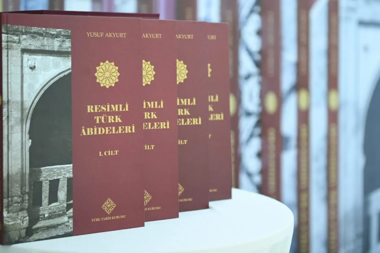 Kayıp hafızanın izinde: 'Resimli Türk Âbideleri' dokuz ciltlik prestij baskıyla raflarda