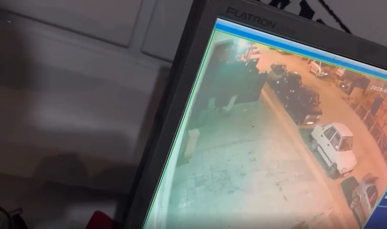 Kundaklama anı kamerada: Lastikleri yaktı, hızla uzaklaştı