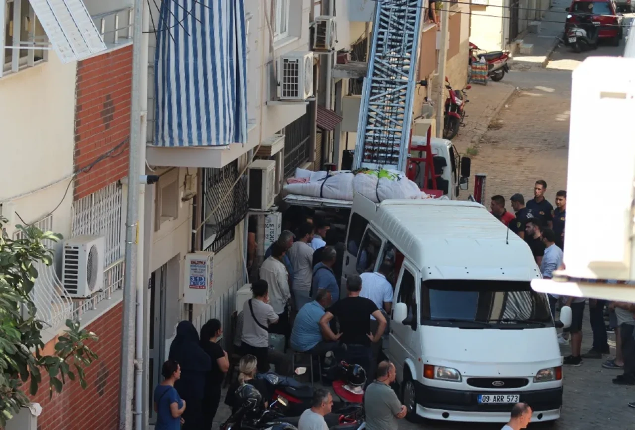 310 Kilo Cenaze, Eşya Taşıma Asansörüyle Evinden Çıkartıldı!