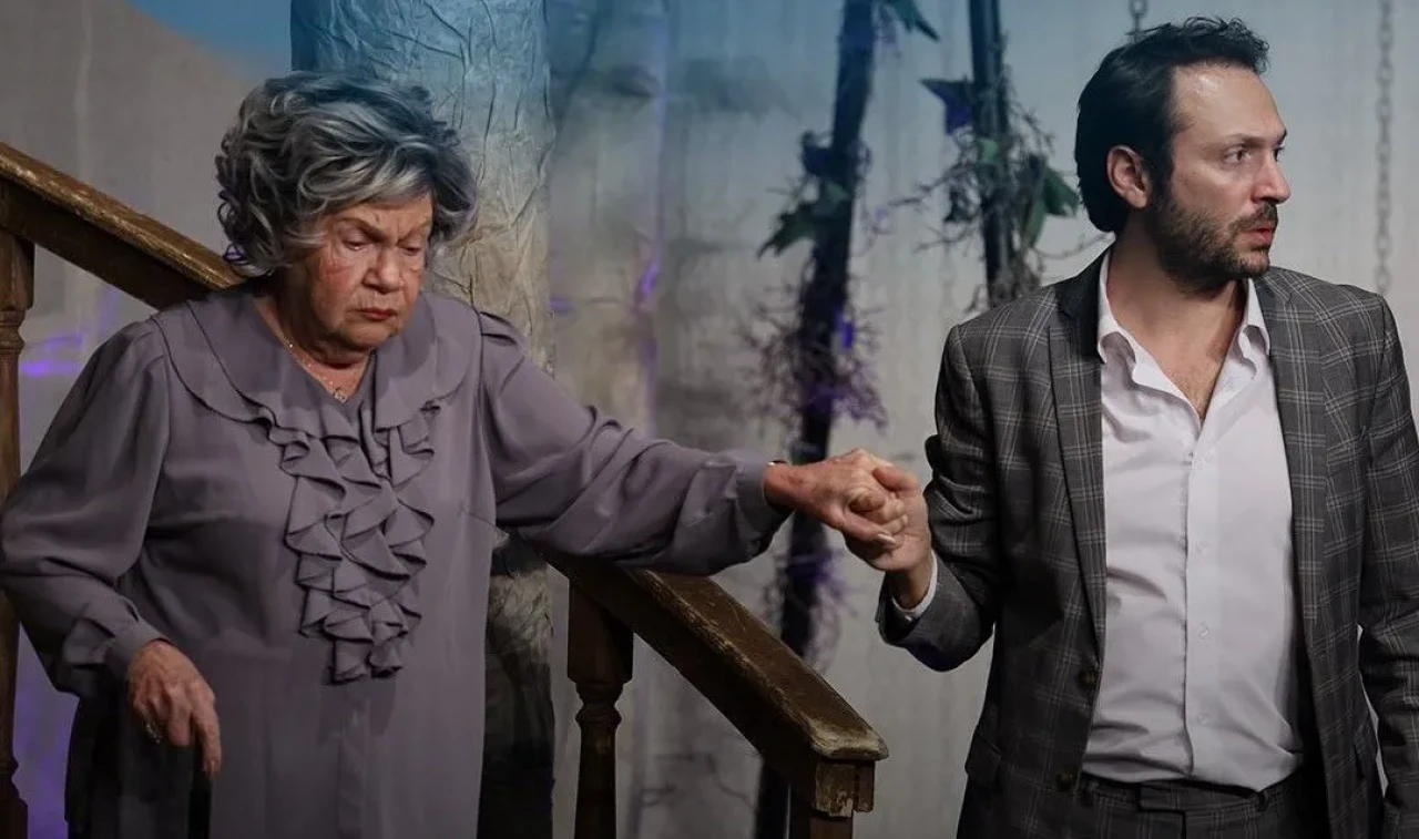 Nevra Serezli’nin başrolünde “Ağaçlar Ayakta Ölür” son kez sahneye çıkıyor