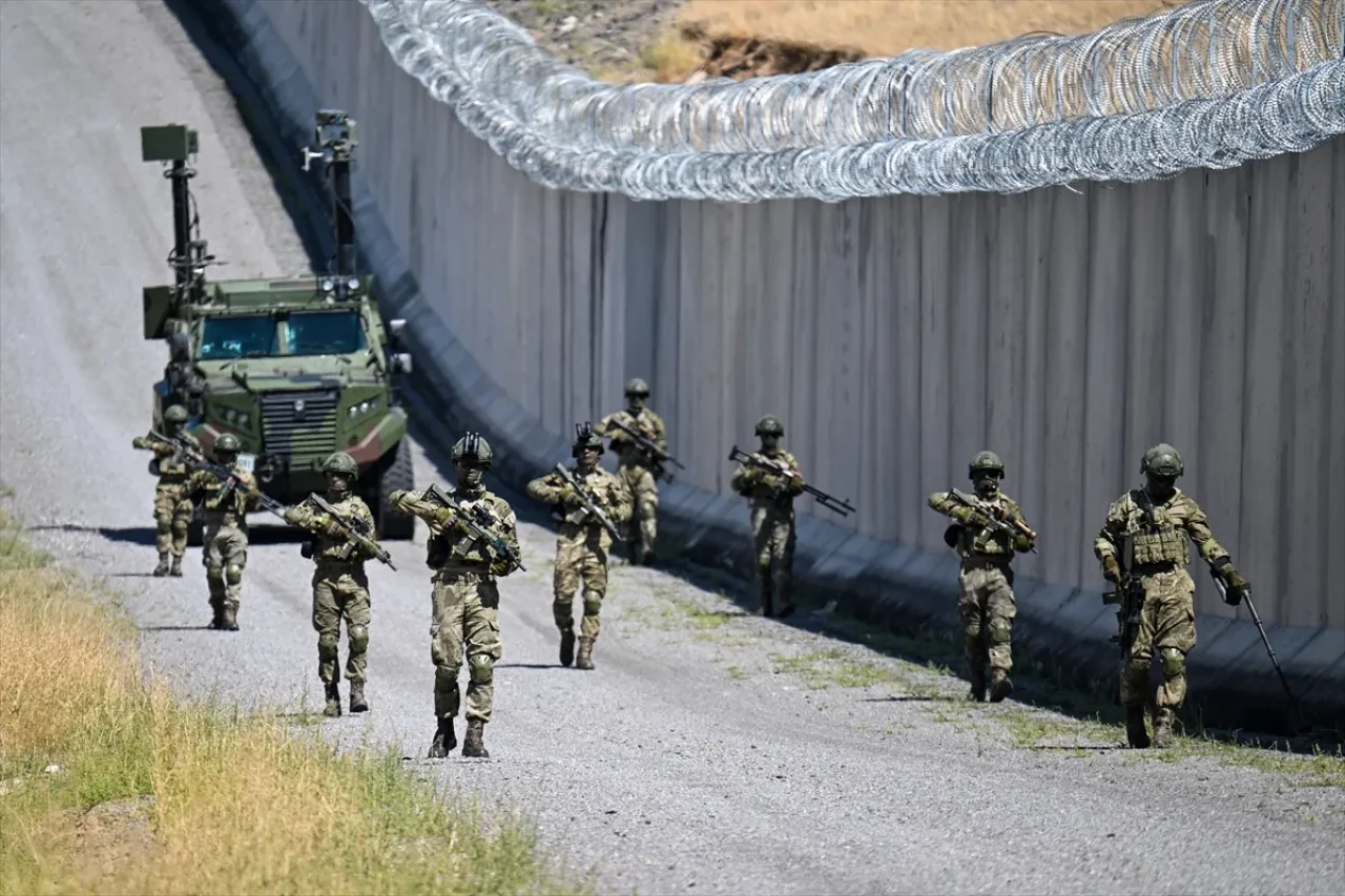 Van-İran sınırında güvenlik duvarının 204 kilometresi tamamlandı, Mehmetçik 24 saat nöbette