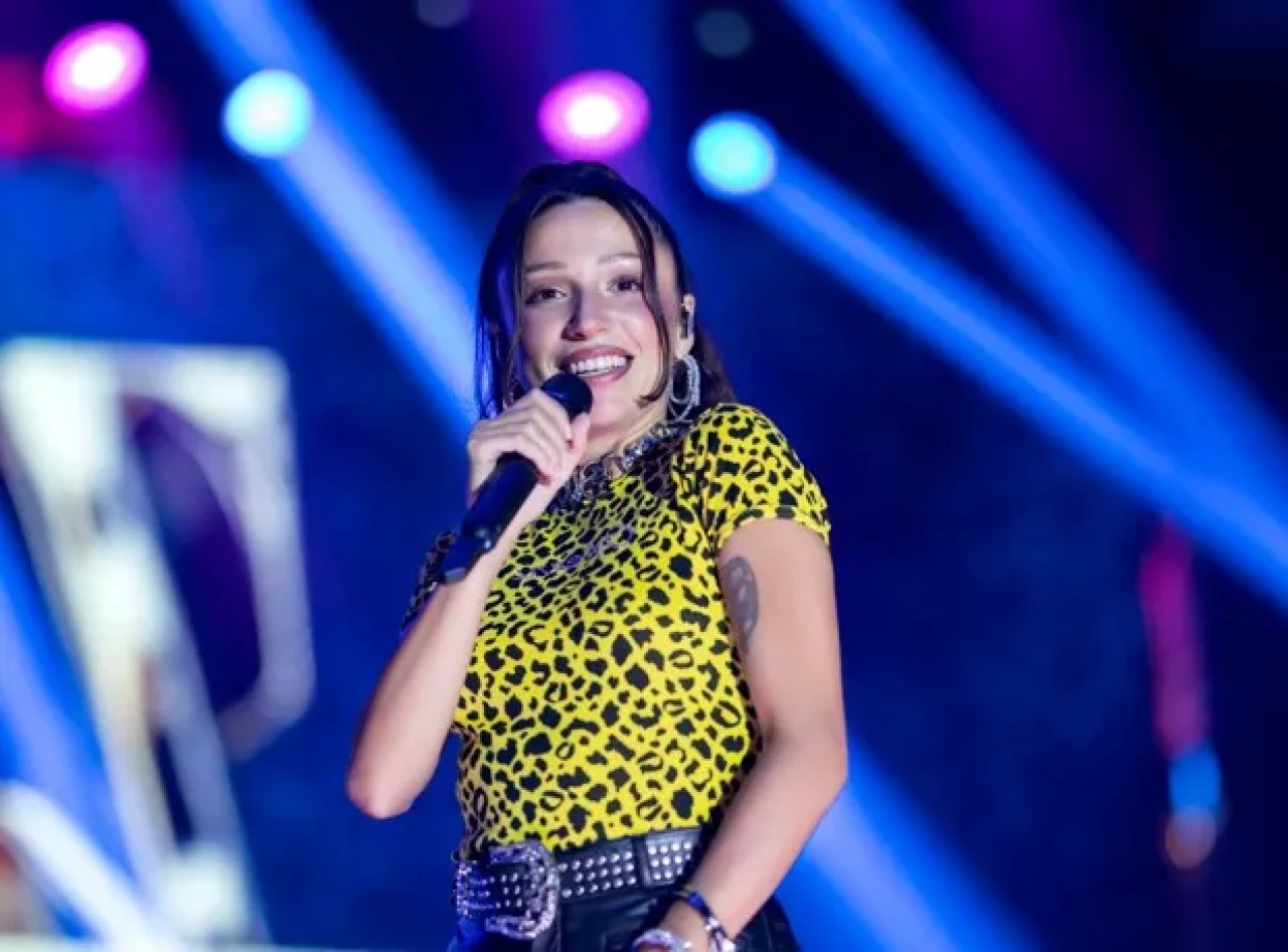 Türk popunun güçlü sesi Zeynep Bastık Kıbrıs’ta hayranlarıyla buluştu