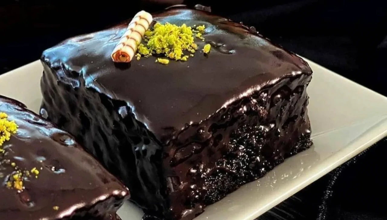 En lezzetli bol soslu ıslak kek tarifi! Yumuşacık ve yoğun çikolata lezzeti