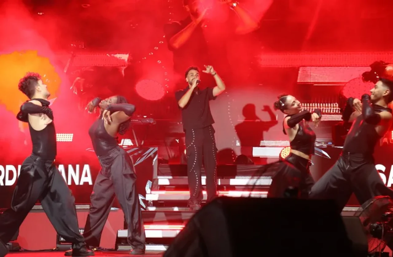 Sefo Çubuk Festivalinde sahne aldı, Belediye Başkanı’ndan turşuluk jest