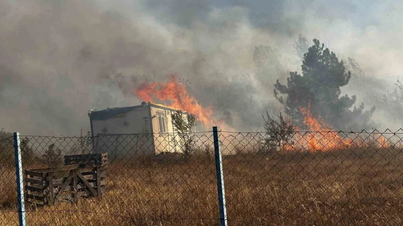 Karabük'te alevler köyü sardı: 3 ev kül oldu, köylüler tahliye edildi