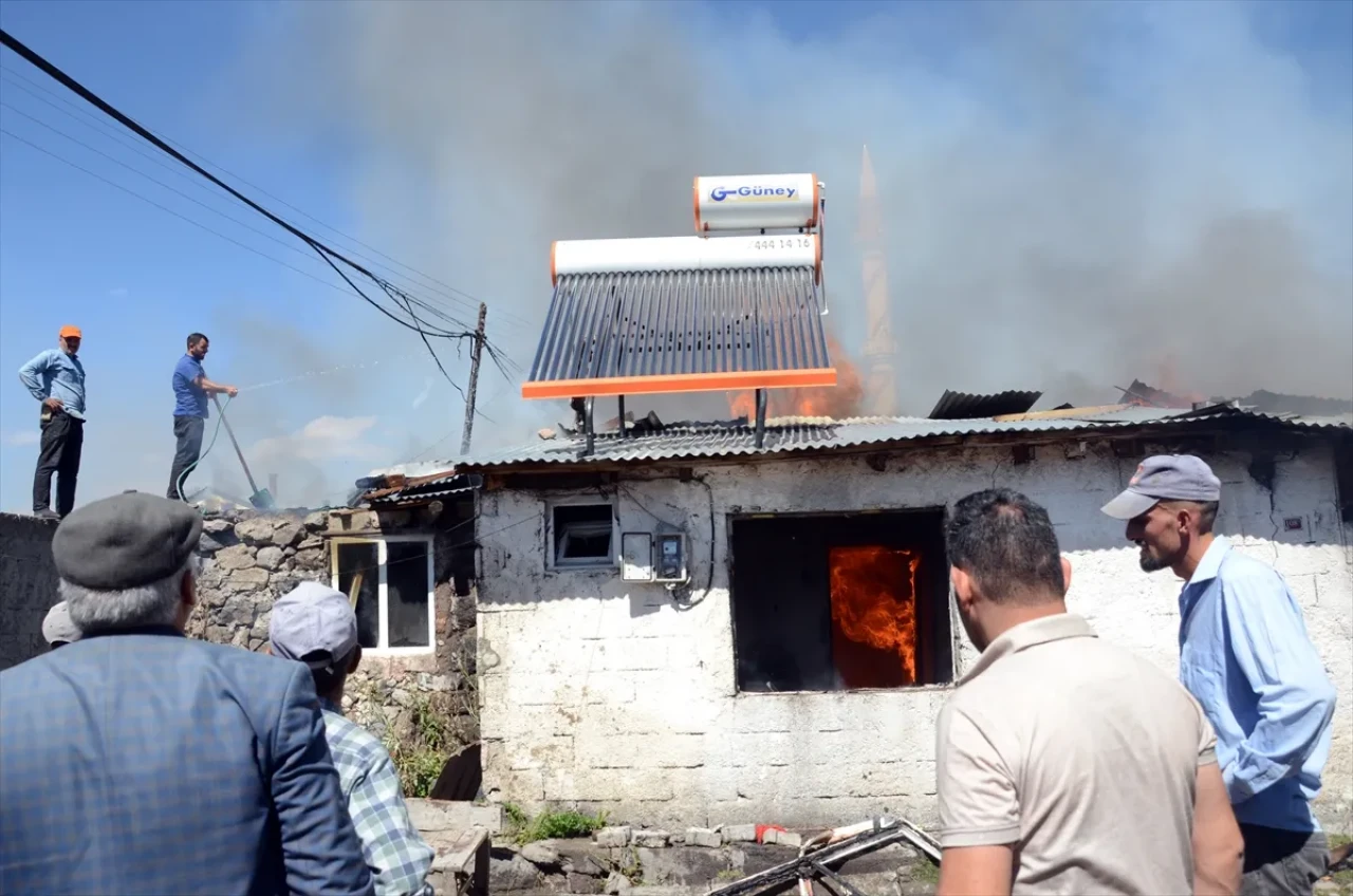 Kars’ta köy yangını: Saatler süren müdahaleyle kontrol altına alındı