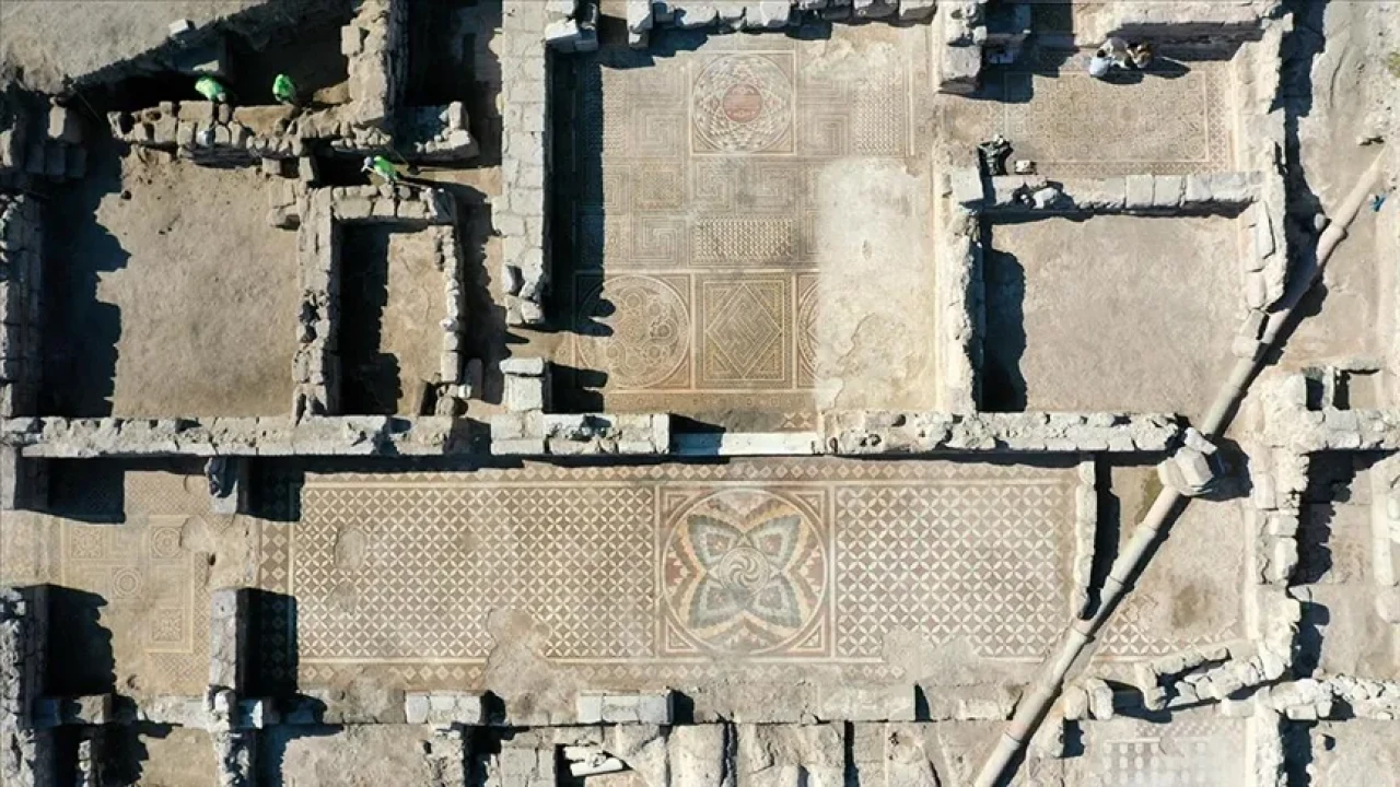 Kayseri’de Roma Dönemi mozaikli yapıda çocuk ve yetişkin mezarı bulundu!