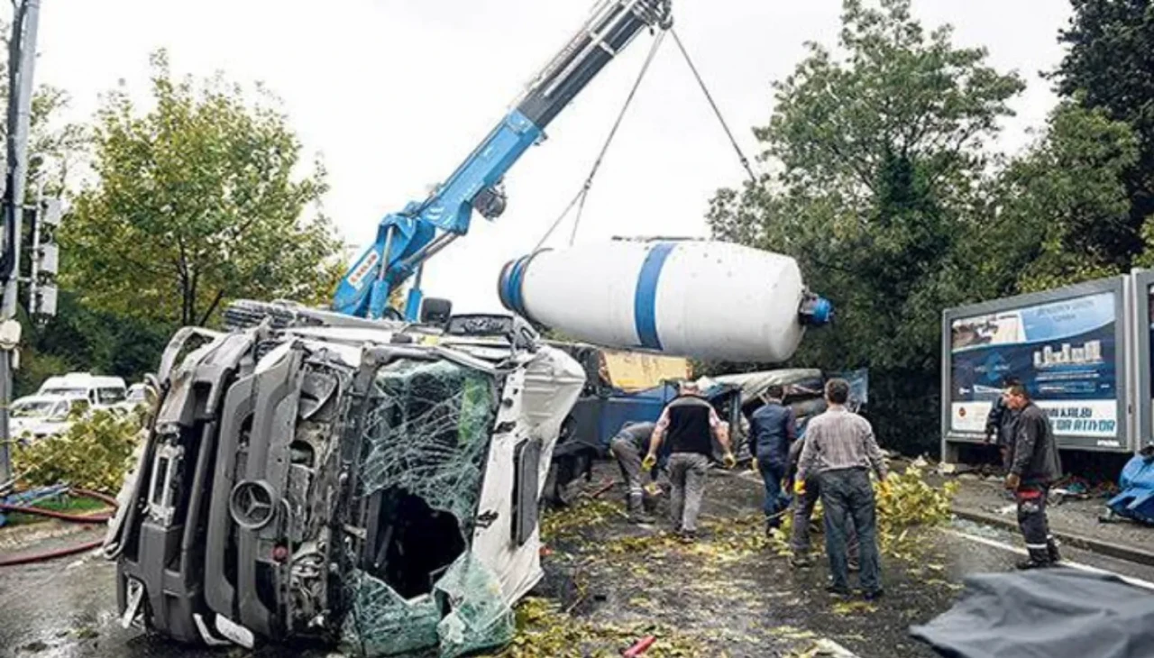 Tunceli’de kaza: Beton mikseri ve tır devrildi