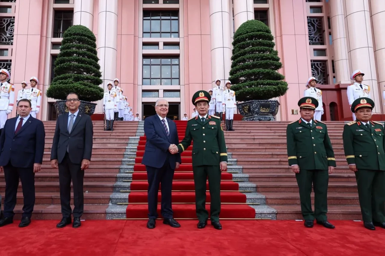 Vietnam'da diplomatik ziyaret: Güler’den Mozoleye saygı