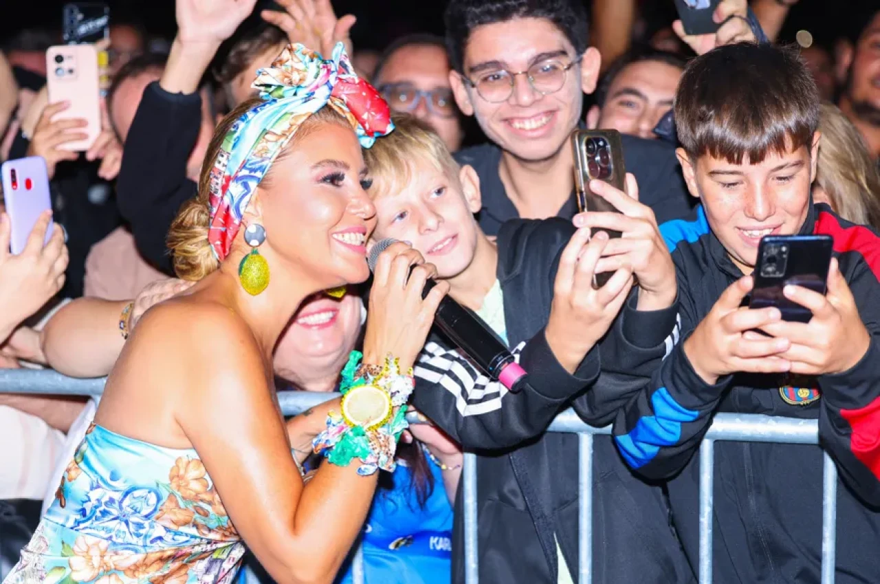 “Limonlu Gülben” sahnede parladı! Gülşah Saraçoğlu kostümü olay oldu