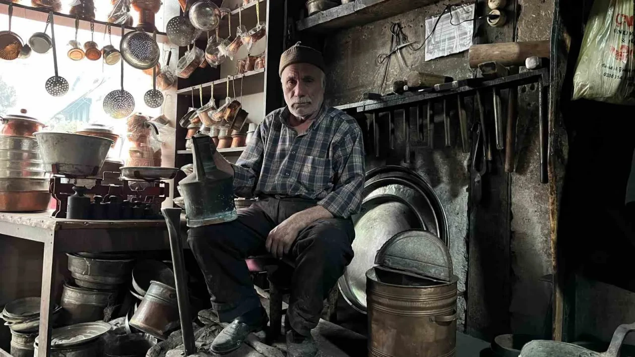 Tosya’da 78 yaşındaki usta, yok olmaya yüz tutan kalaycılık mesleğini sürdürüyor