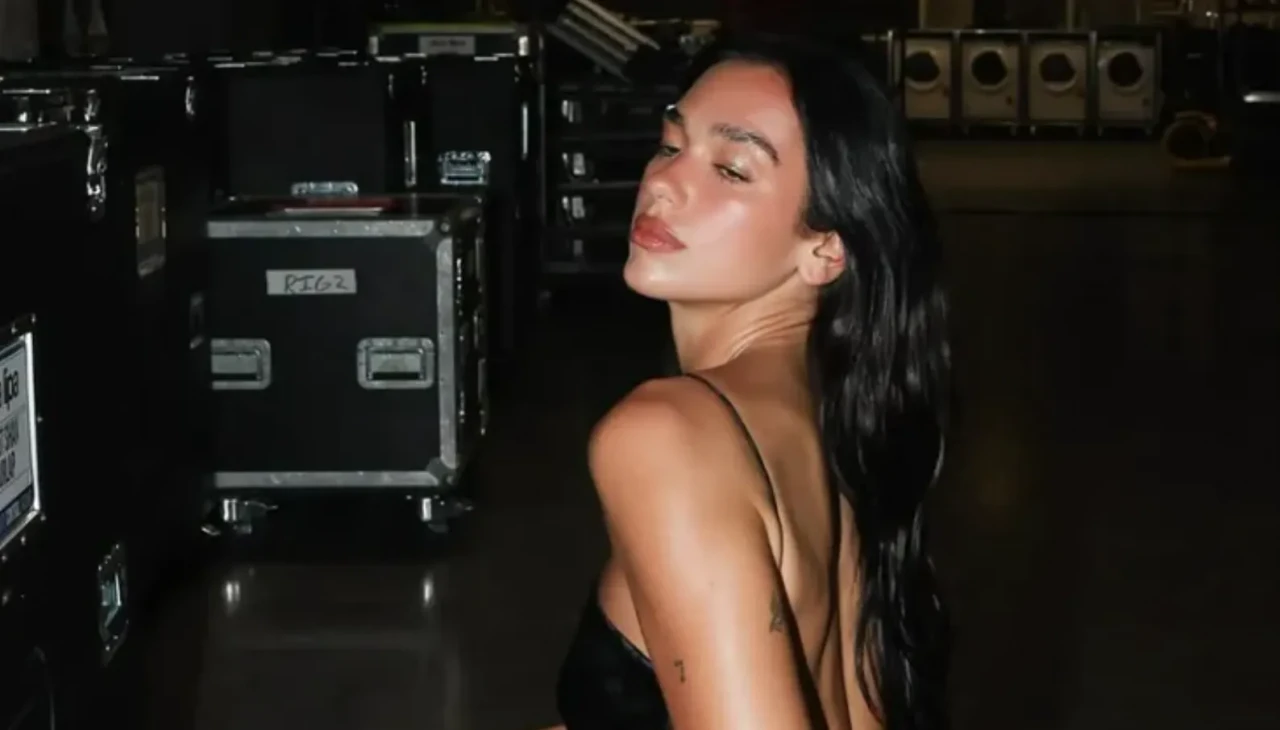 Kalçasına kadar inen dekolte! Dua Lipa Miami’de büyüledi