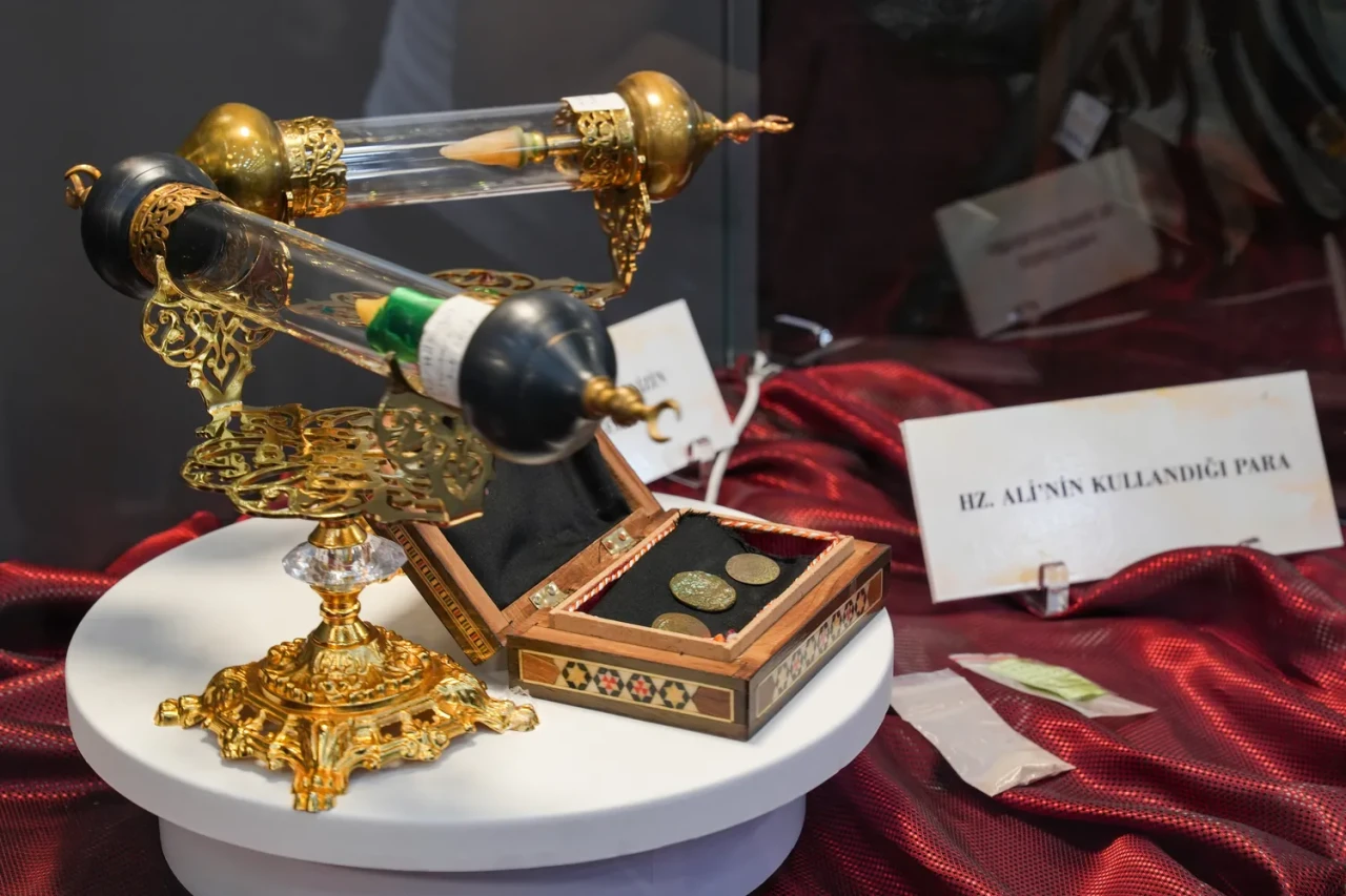 İzmir’de 'Mukaddes Emanetler' sergisi açıldı