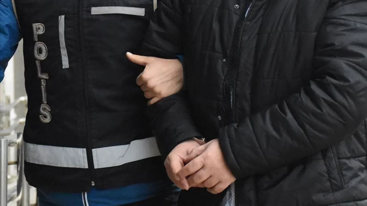 Beyoğlu’nda uyuyan kişiyi hedef aldı: Cep telefonu hırsızı tutuklandı