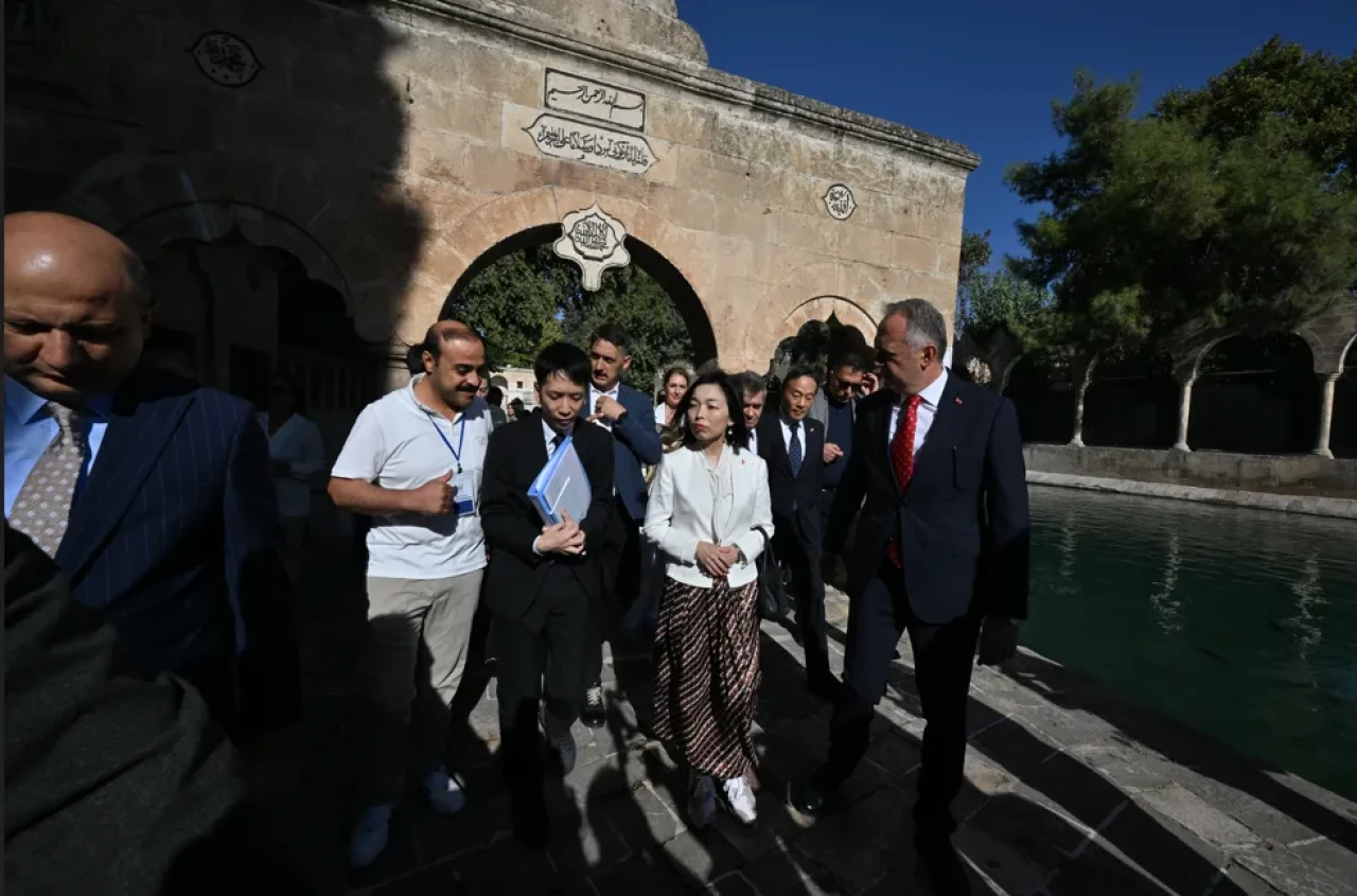 Prenses Akiko kutsal mekânda: Balıklara yem attı, kedi sevdi