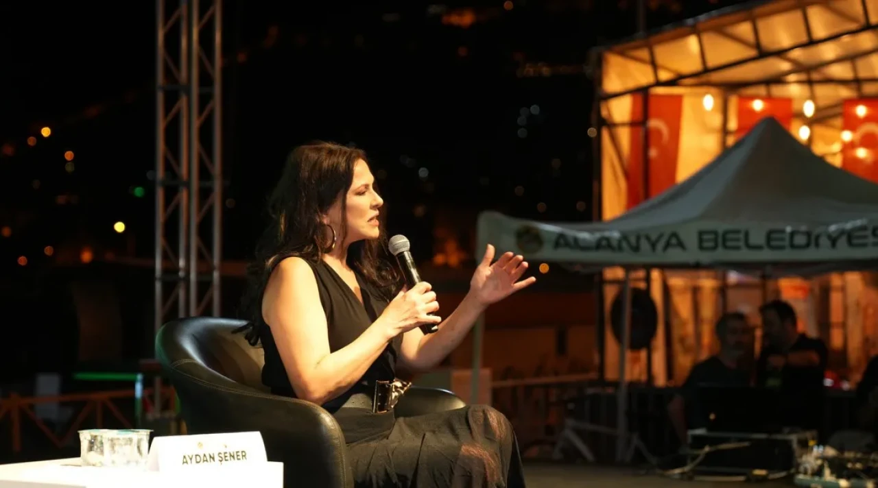 Alanya kitap fuarı’nda Aydan Şener rüzgârı: Fidan dikti, kitaplarını imzaladı