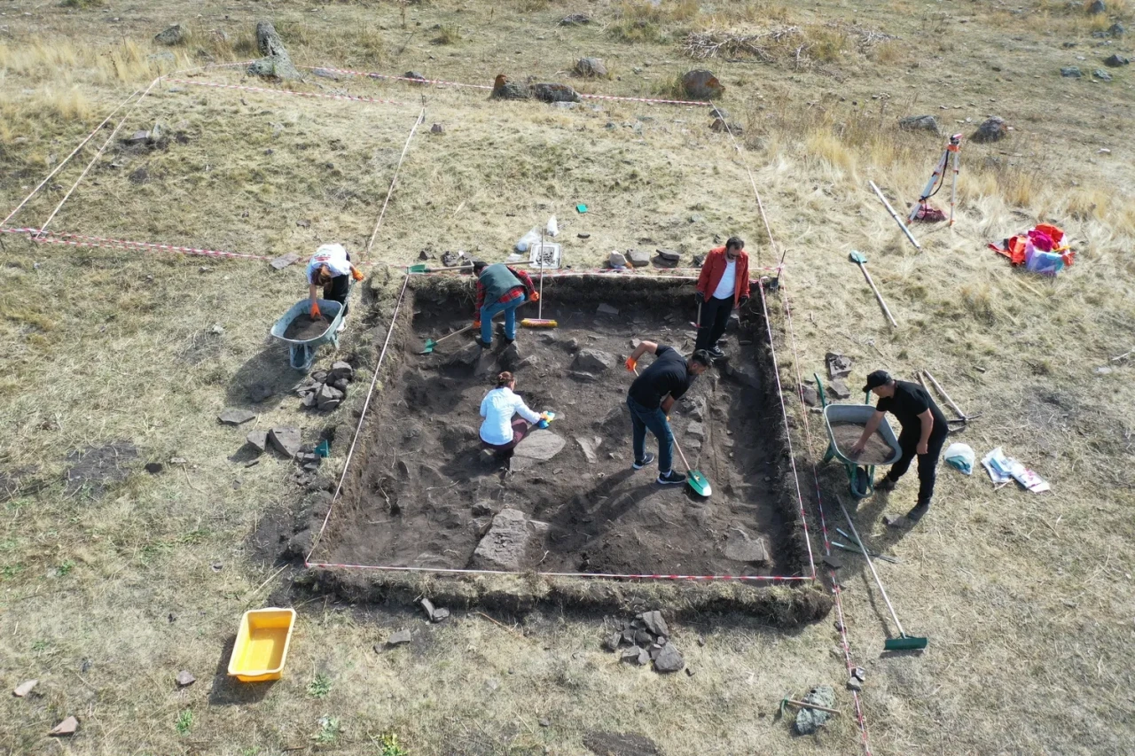 Erzurum Parmaksız Kale Höyüğü’nde 5 bin yıllık yaşam izleri gün yüzüne çıkıyor