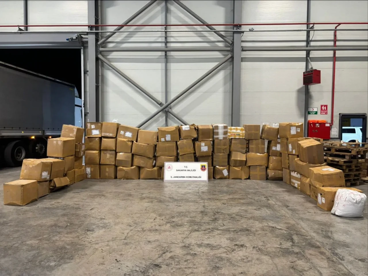 Jandarma durdurdu, narkotik köpeği ortaya çıkardı: Kaçak tütün operasyonu