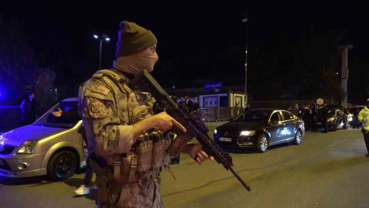 600 polis Erzurum'un güvenliği için sokakta