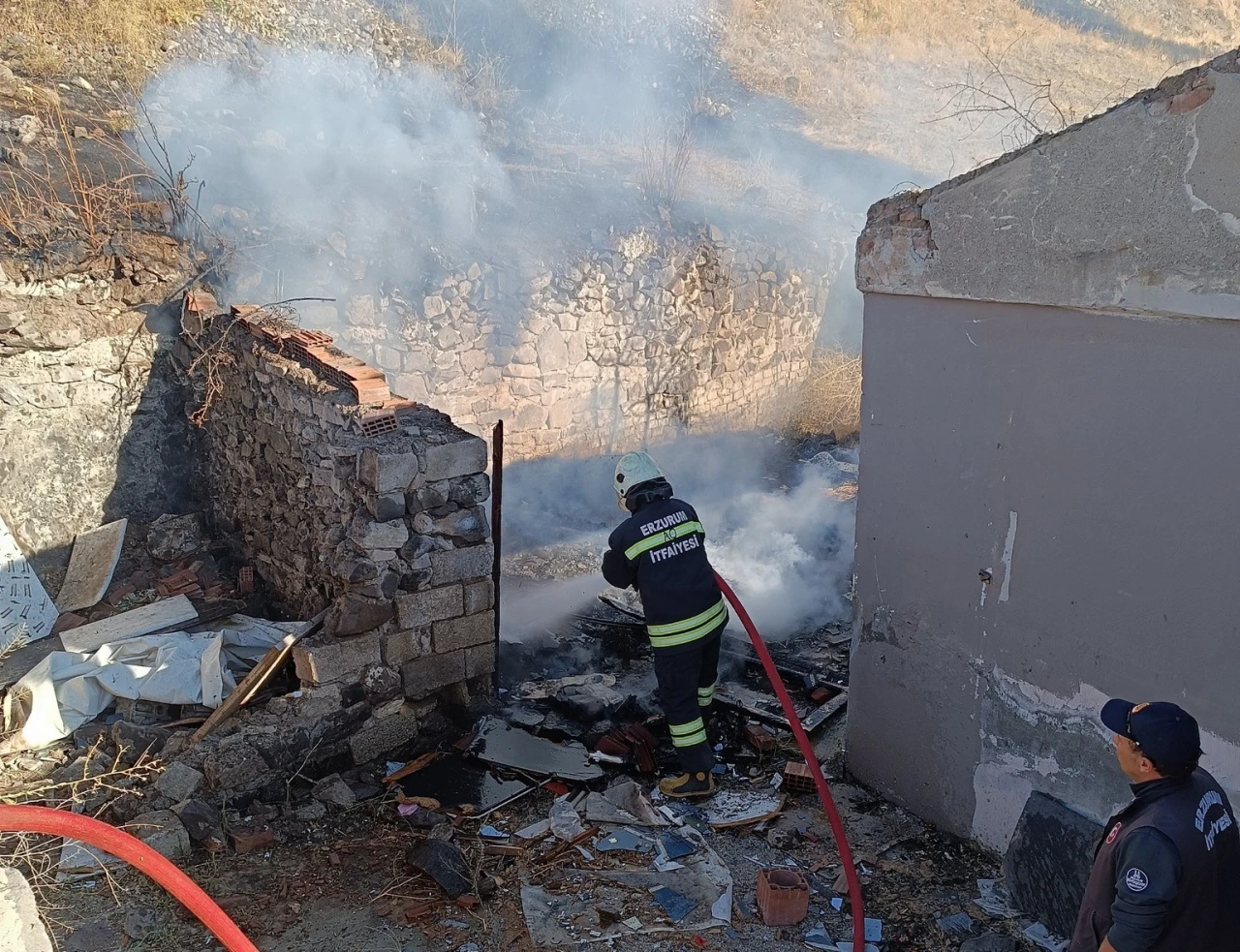 Erzurum’da alevler yükseldi: Yangın son anda kontrol altına alındı!