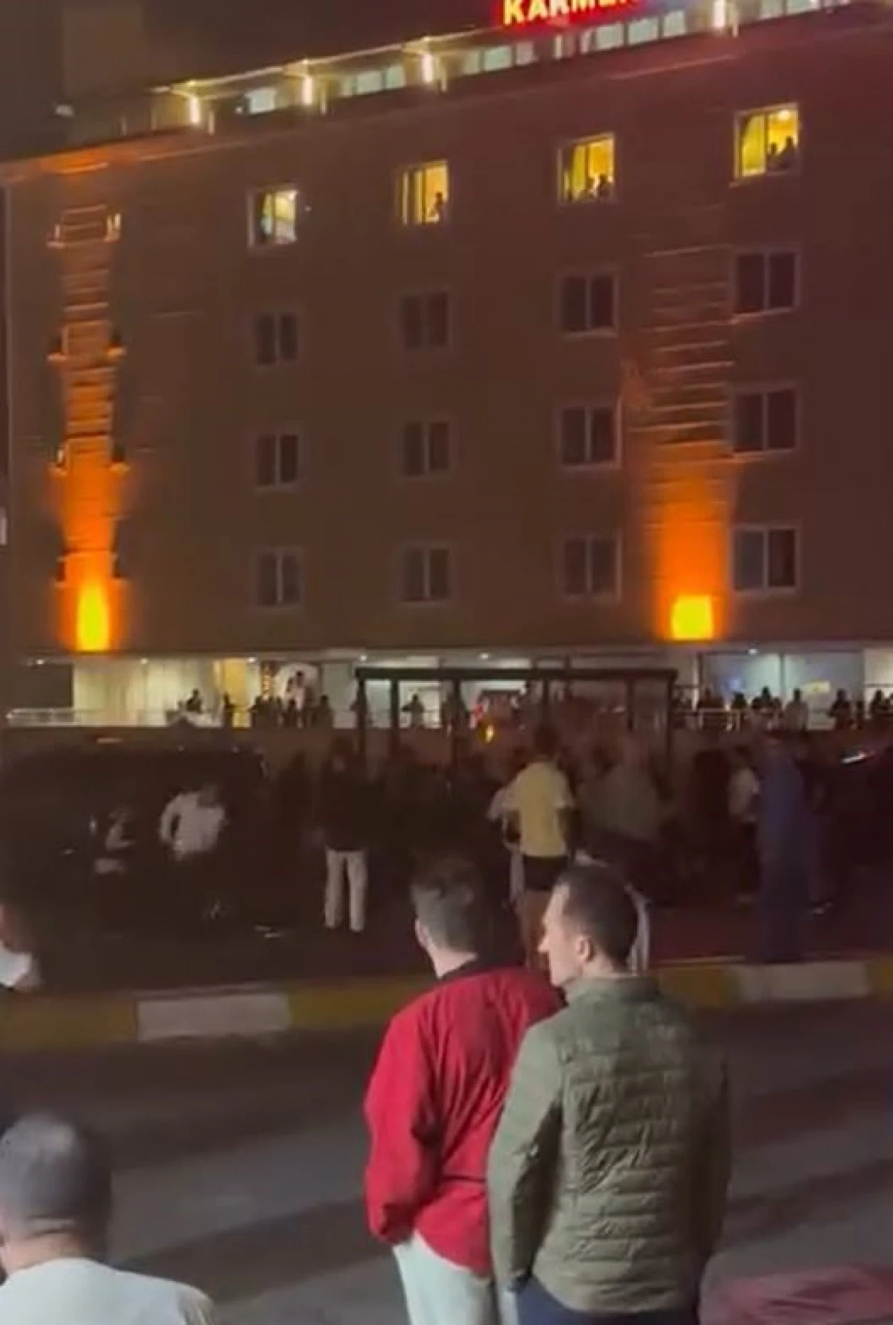 Cep telefonu kamerasına yansıdı: Eseyurt'ta alkollü tartışma kavgaya dönüştü!