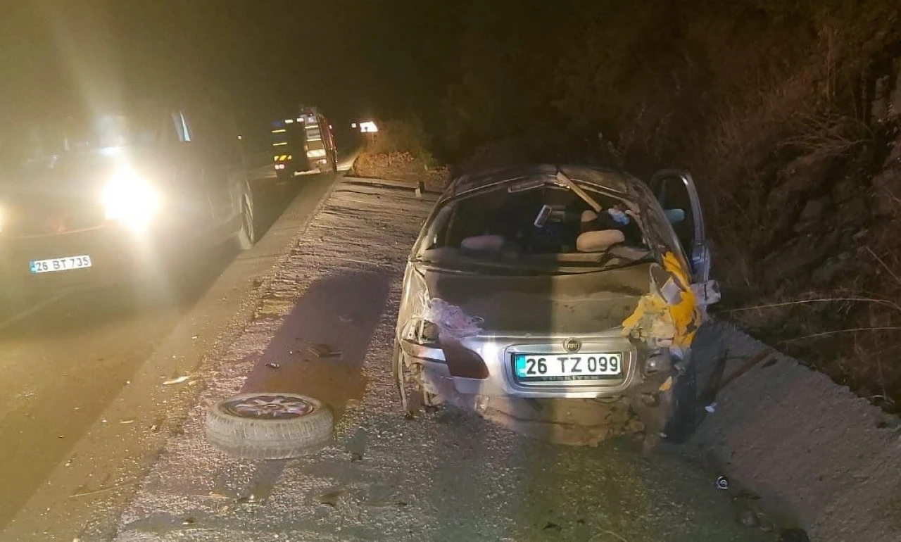 Kontrolden çıkan otomobil kaza yaptı: 2 kişi yaralandı
