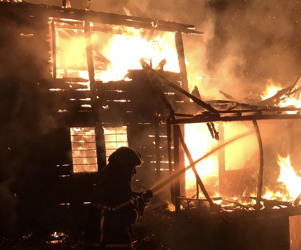 Gece yarısı alevler yükseldi: Ordu’da iki katlı ahşap ev kül oldu!