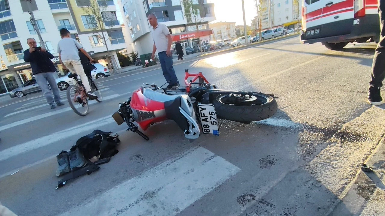 Servis minibüsü ile motosiklet çarpıştı: 1 ağır yaralı