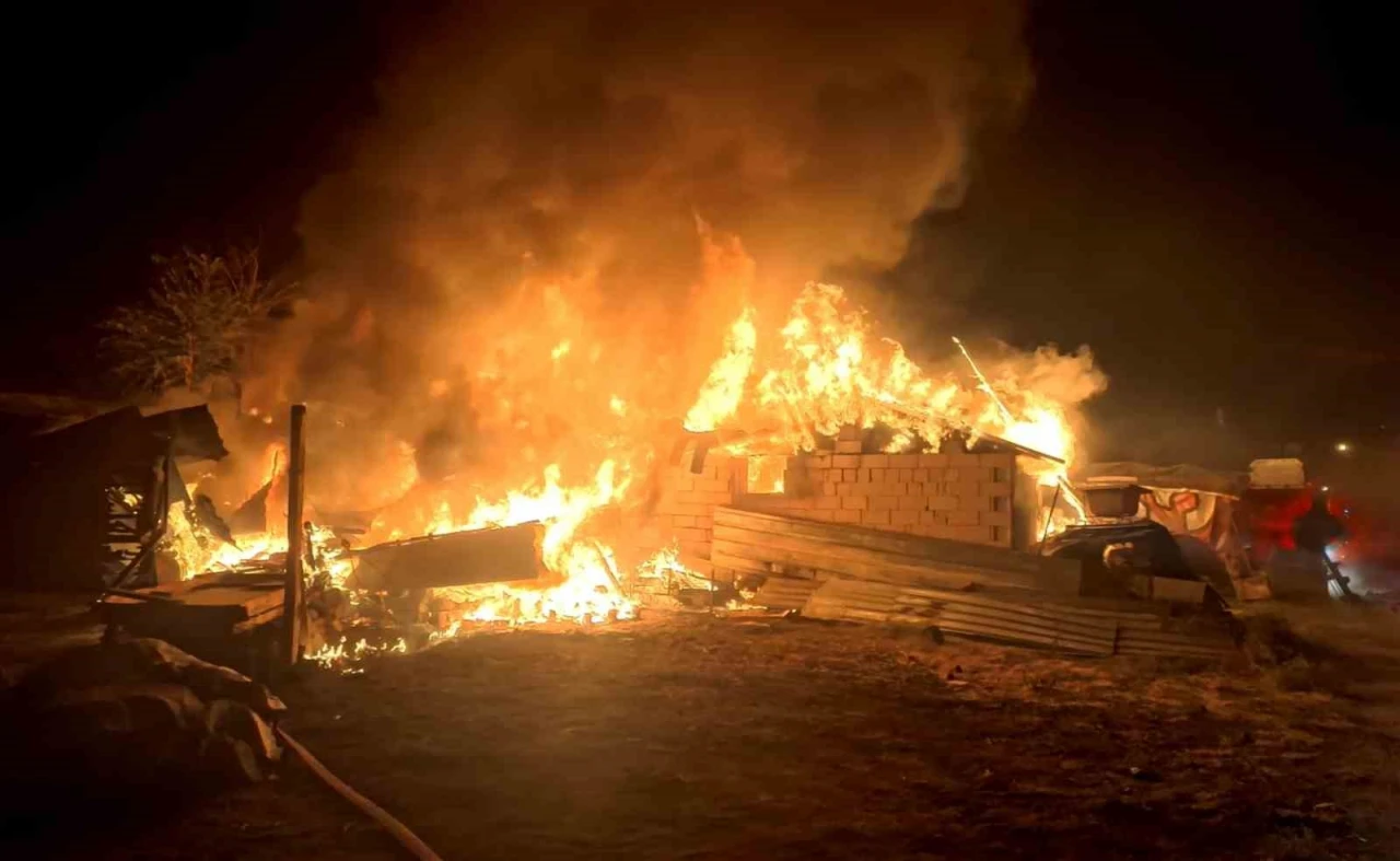 Bahçede yapılan tandır evi küle döndürdü