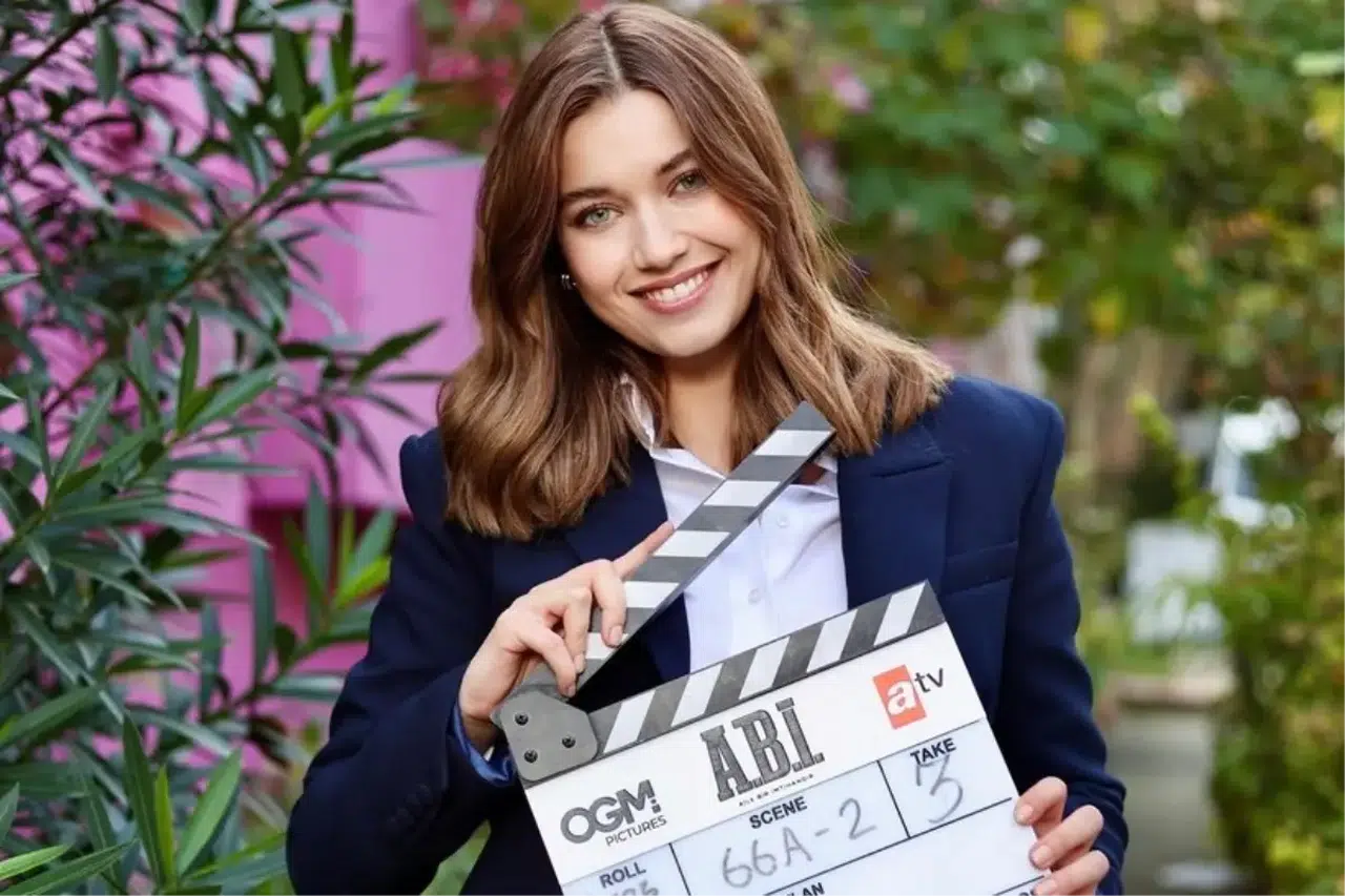 Afra Saraçoğlu'nun sevgili listesi, Eski ve Yeni Sevgilileri Kimler? Ünlü Oyuncunun Aşk Hayatı neden merak konusu oldu?