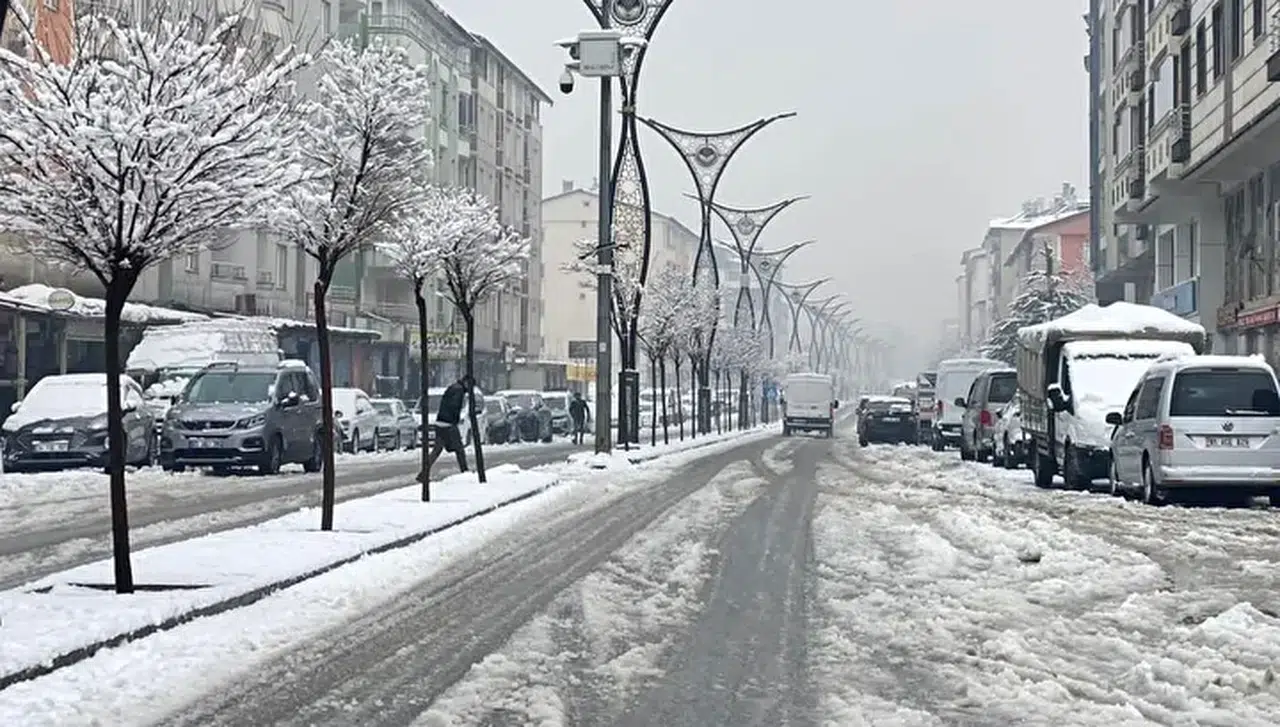 Bitlis’te Yarın Okullar Tatil mi? Kar Yağışı Sonrası Valilikten Kar Tatili Açıklaması Geldi mi?