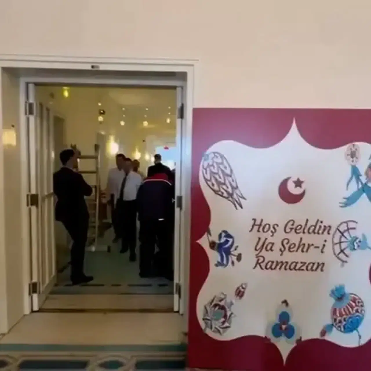 Meclis’te Ramazan Hazırlığı! AK Parti Grup Koridoru Işıklandırıldı