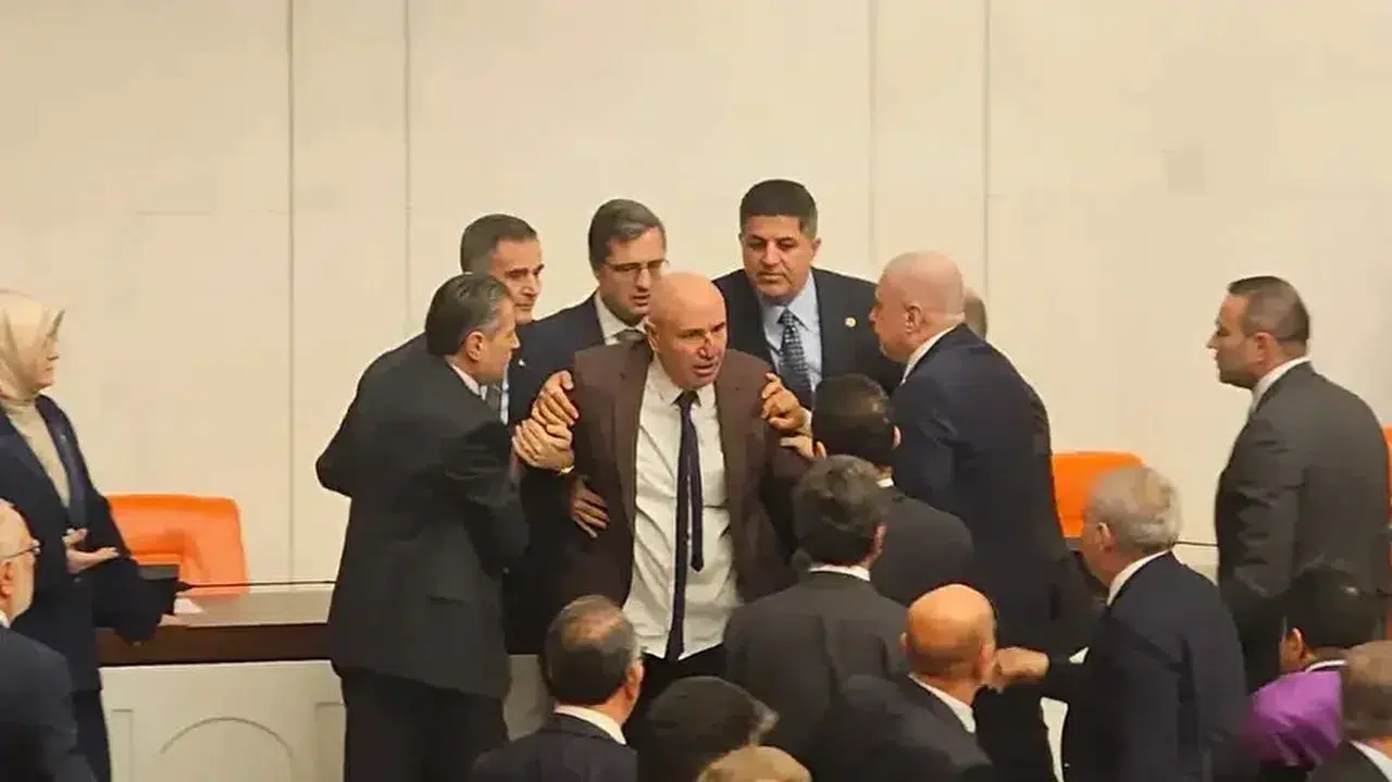 Meclis’te Yemin Krizi! Kürsü Önünde Sert Müdahale, Genel Kurul Karıştı